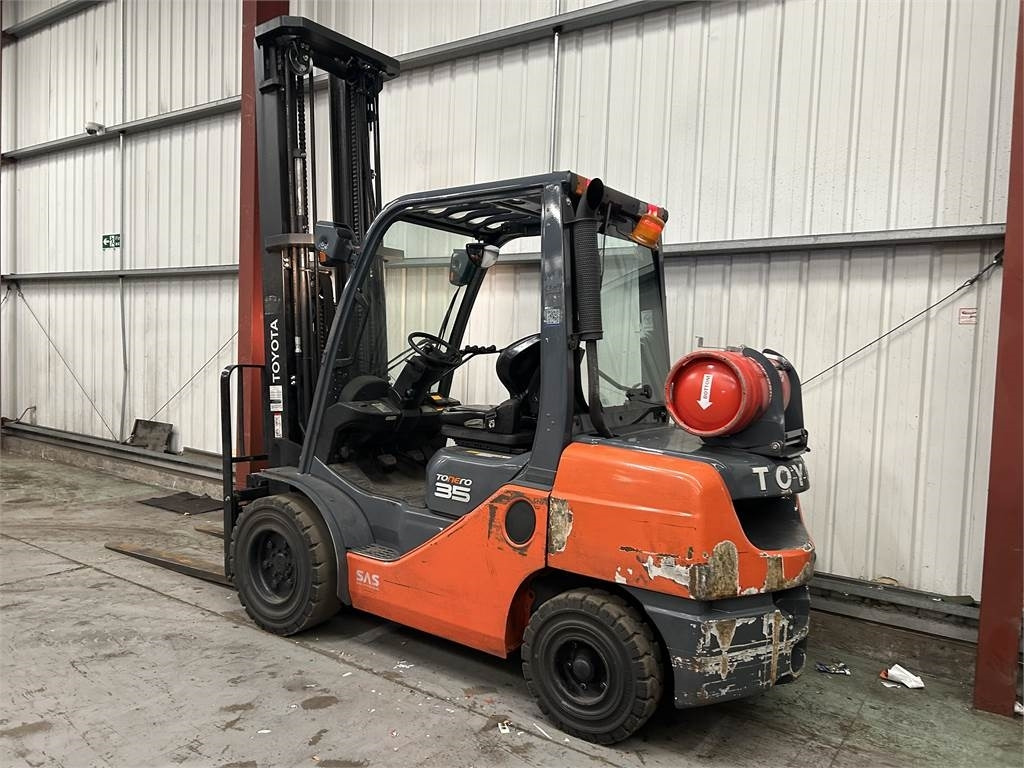 Toyota 02-8FGJF35 - رافعة شوكية تعمل بالغاز: صورة 3 Toyota 02-8FGJF35 - رافعة شوكية تعمل بالغاز: صورة 3