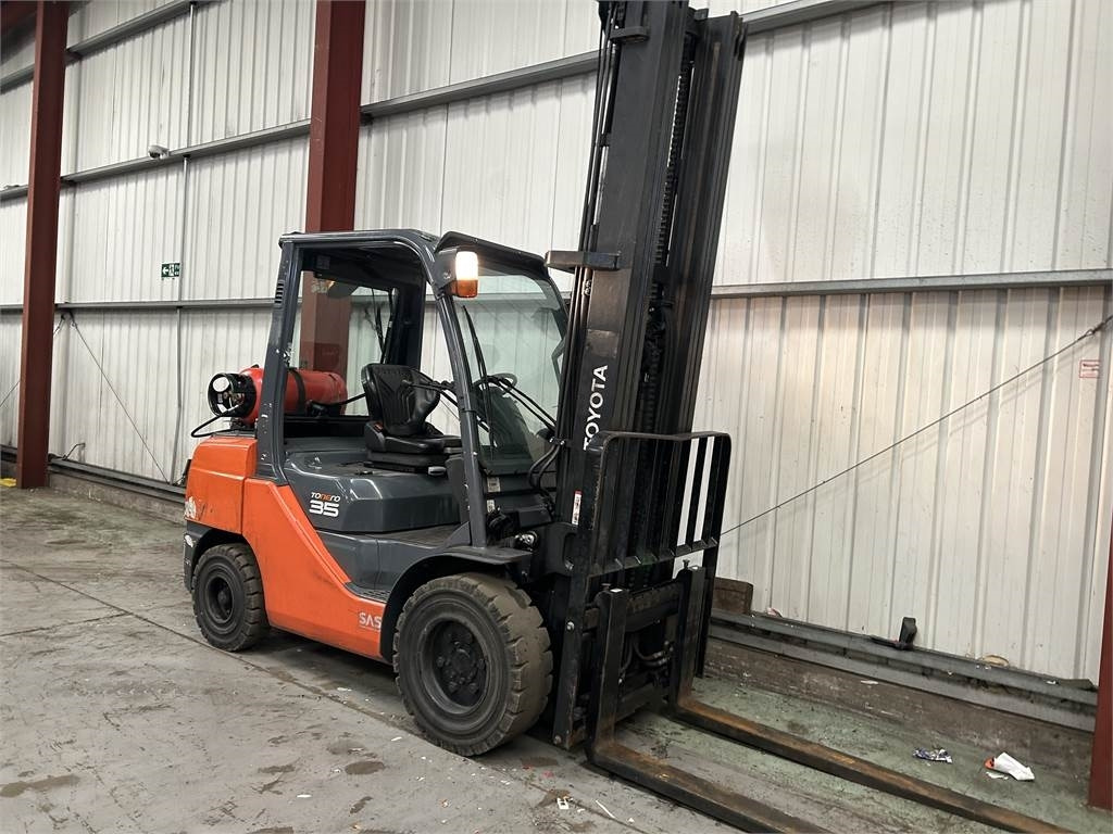 Toyota 02-8FGJF35 - رافعة شوكية تعمل بالغاز: صورة 4 Toyota 02-8FGJF35 - رافعة شوكية تعمل بالغاز: صورة 4