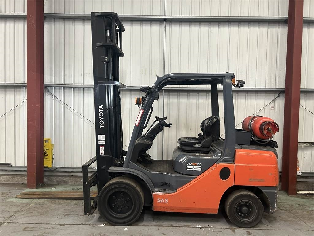 Toyota 02-8FGJF35 - رافعة شوكية تعمل بالغاز: صورة 1 Toyota 02-8FGJF35 - رافعة شوكية تعمل بالغاز: صورة 1