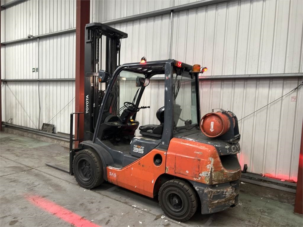 Toyota 02-8FGJF35 - رافعة شوكية تعمل بالغاز: صورة 3 Toyota 02-8FGJF35 - رافعة شوكية تعمل بالغاز: صورة 3