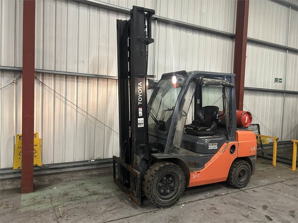 Toyota 02-8FGJF35 - رافعة شوكية تعمل بالغاز: صورة 2 Toyota 02-8FGJF35 - رافعة شوكية تعمل بالغاز: صورة 2