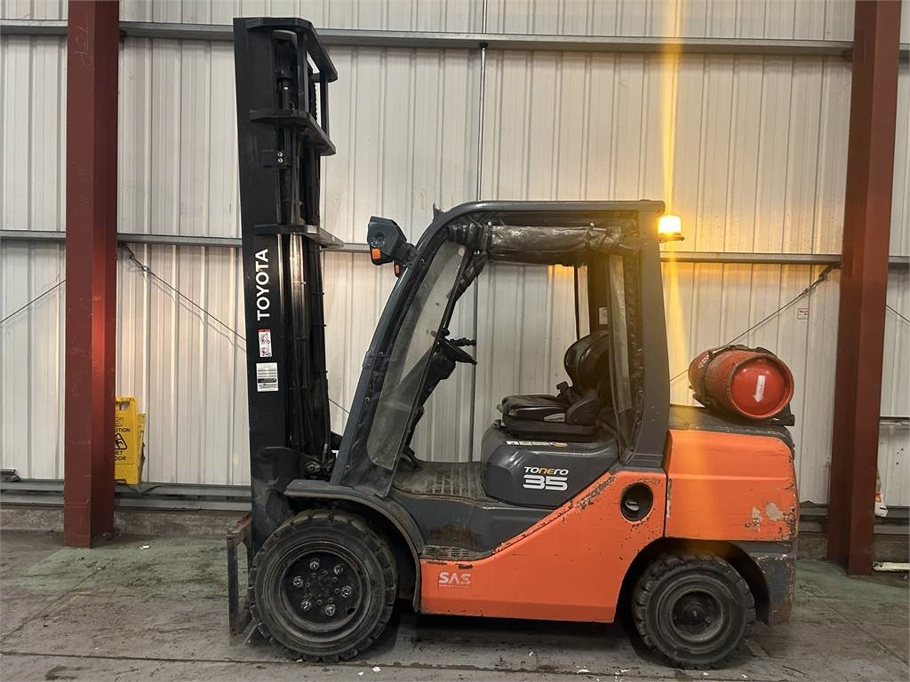 Toyota 02-8FGJF35 - رافعة شوكية تعمل بالغاز: صورة 1 Toyota 02-8FGJF35 - رافعة شوكية تعمل بالغاز: صورة 1