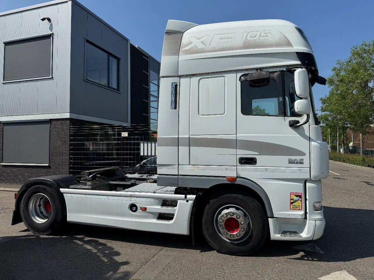 DAF XF 105.510 4X2 SKIRTS ADR RETARDER STANDKLIMA - وحدة جر: صورة 4 DAF XF 105.510 4X2 SKIRTS ADR RETARDER STANDKLIMA - وحدة جر: صورة 4