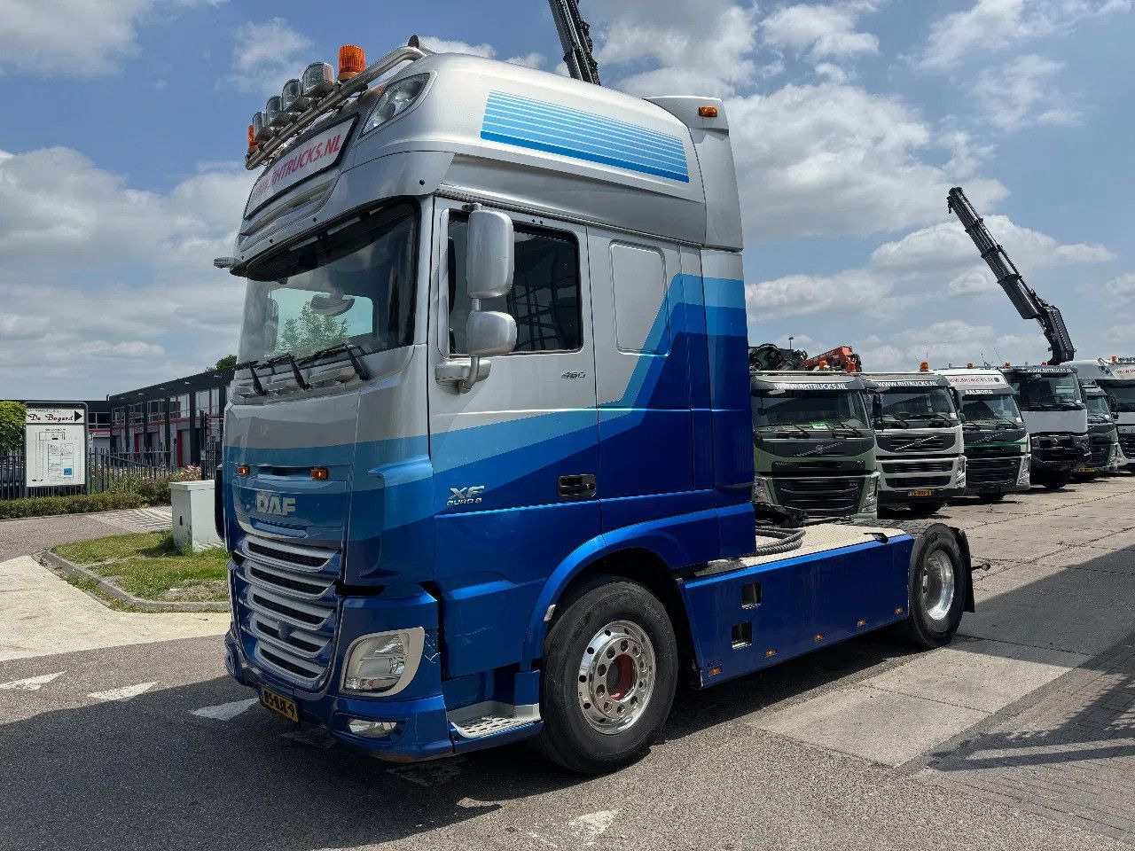 DAF XF 460 4X2 EURO 6 SKIRTS HYDRAULIC - وحدة جر: صورة 2 DAF XF 460 4X2 EURO 6 SKIRTS HYDRAULIC - وحدة جر: صورة 2