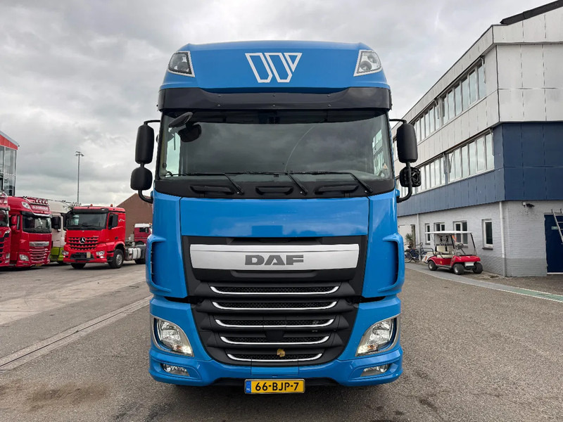 DAF XF 460 6X2 EURO 6 + HERTOGHS HANGER - شاحنة ستارة: صورة 2 DAF XF 460 6X2 EURO 6 + HERTOGHS HANGER - شاحنة ستارة: صورة 2