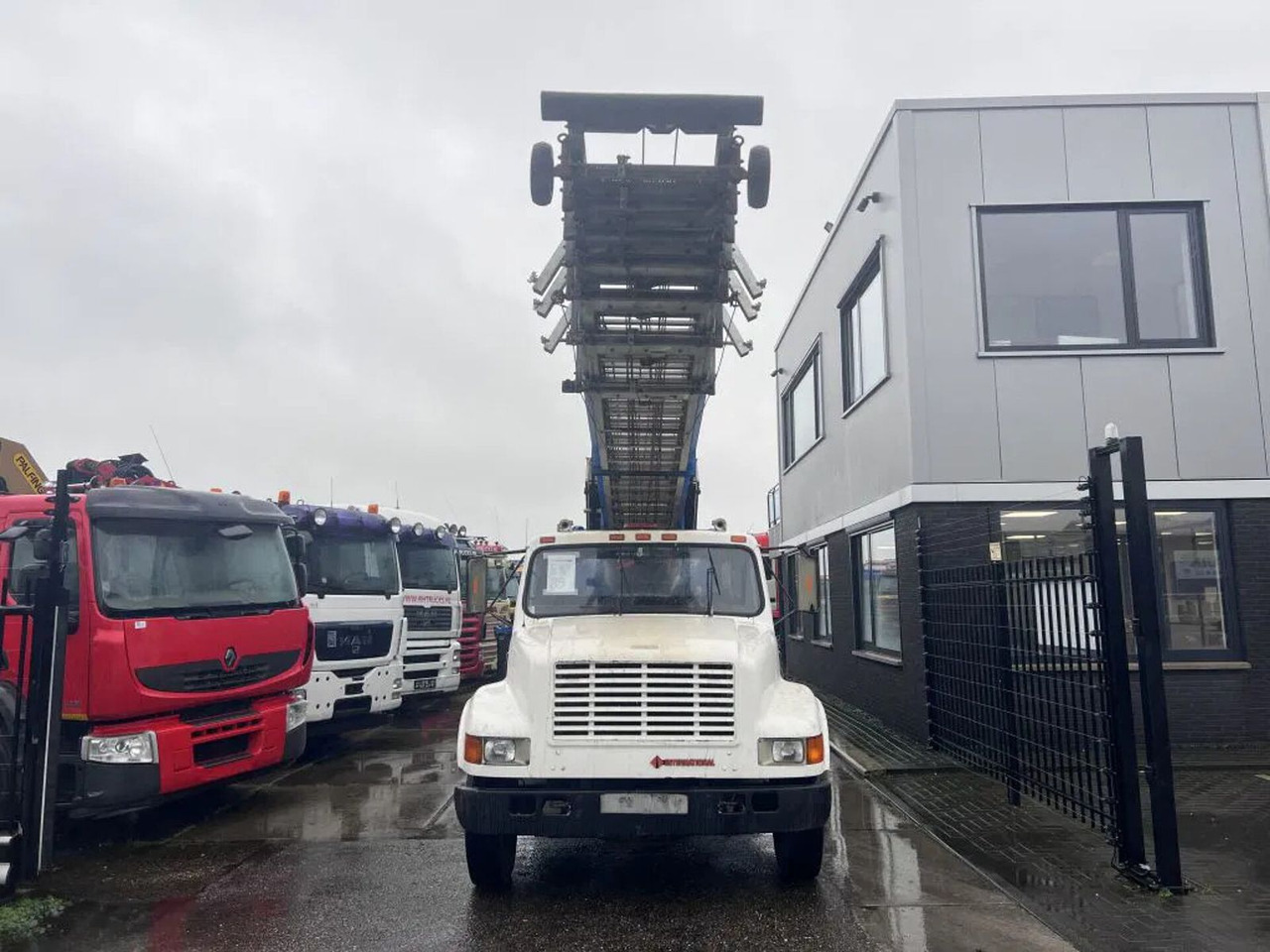 International 4600 4x2 210HP + TEUPEN hyL International 4600 4x2 210HP + TEUPEN hyLI - منصة تلسكوبية محمولة على شاحنة: صورة 2 International 4600 4x2 210HP + TEUPEN hyL International 4600 4x2 210HP + TEUPEN hyLI - منصة تلسكوبية محمولة على شاحنة: صورة 2