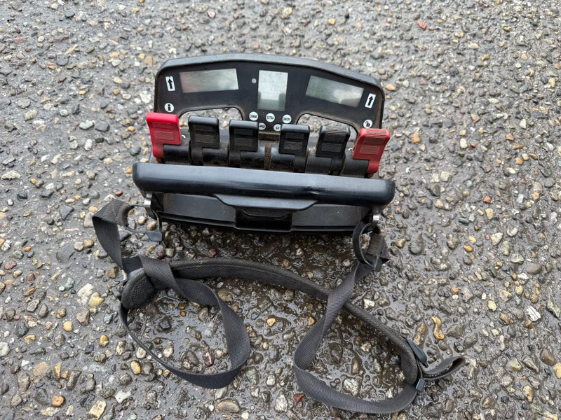 Scania R500 V8 8X4 + HIAB 220-5 + REMOTE + CABLELIFT - FULL STEEL SUSP. MANUAL GEAR. BIG AXLES - شاحنة - نظام الكابلات, شاحنة كرين: صورة 3 Scania R500 V8 8X4 + HIAB 220-5 + REMOTE + CABLELIFT - FULL STEEL SUSP. MANUAL GEAR. BIG AXLES - شاحنة - نظام الكابلات, شاحنة كرين: صورة 3