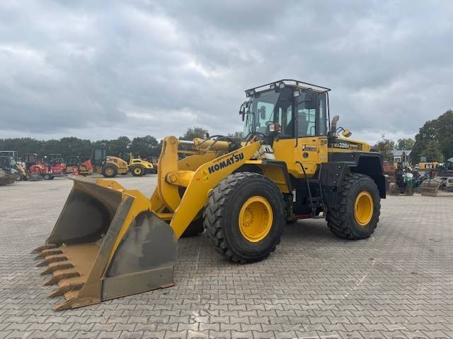 Komatsu WA 320  - اللودر بعجل: صورة 1 Komatsu WA 320  - اللودر بعجل: صورة 1