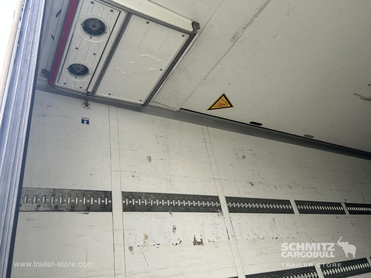 SCHMITZ Reefer Multitemp Taillift - نصف مقطورة متساوي الحرارة: صورة 3 SCHMITZ Reefer Multitemp Taillift - نصف مقطورة متساوي الحرارة: صورة 3
