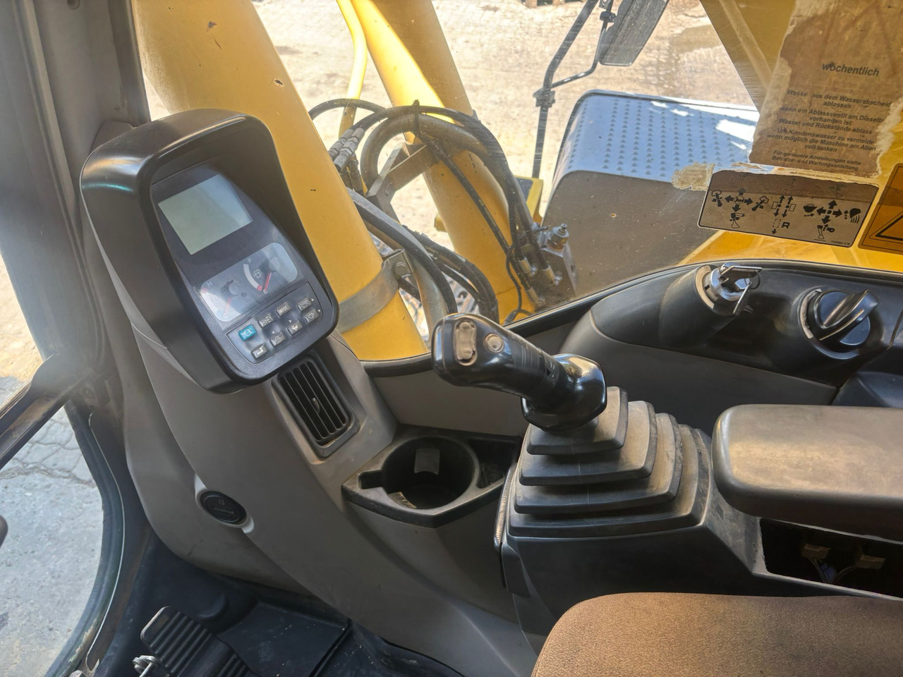حفار زحاف NEW HOLLAND Kobelco E 215 B: صورة 12 حفار زحاف NEW HOLLAND Kobelco E 215 B: صورة 12