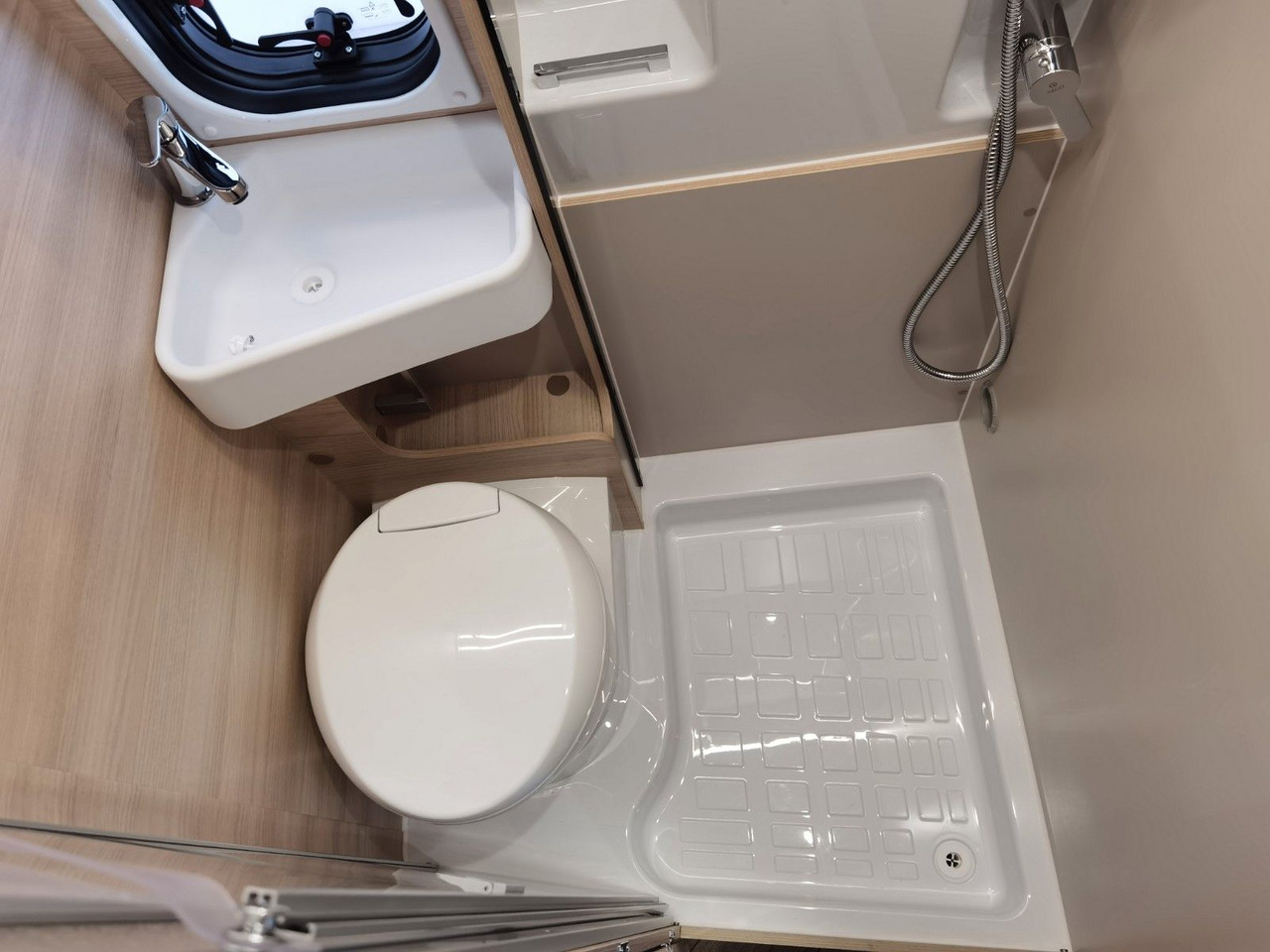 كرفان فان Chausson V697 SPORT LINE / 8G - AUTOMATIK / EINZELBETTEN: صورة 19
