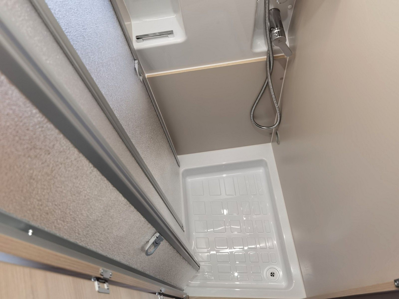 كرفان فان Chausson V697 SPORT LINE / 8G - AUTOMATIK / EINZELBETTEN: صورة 18