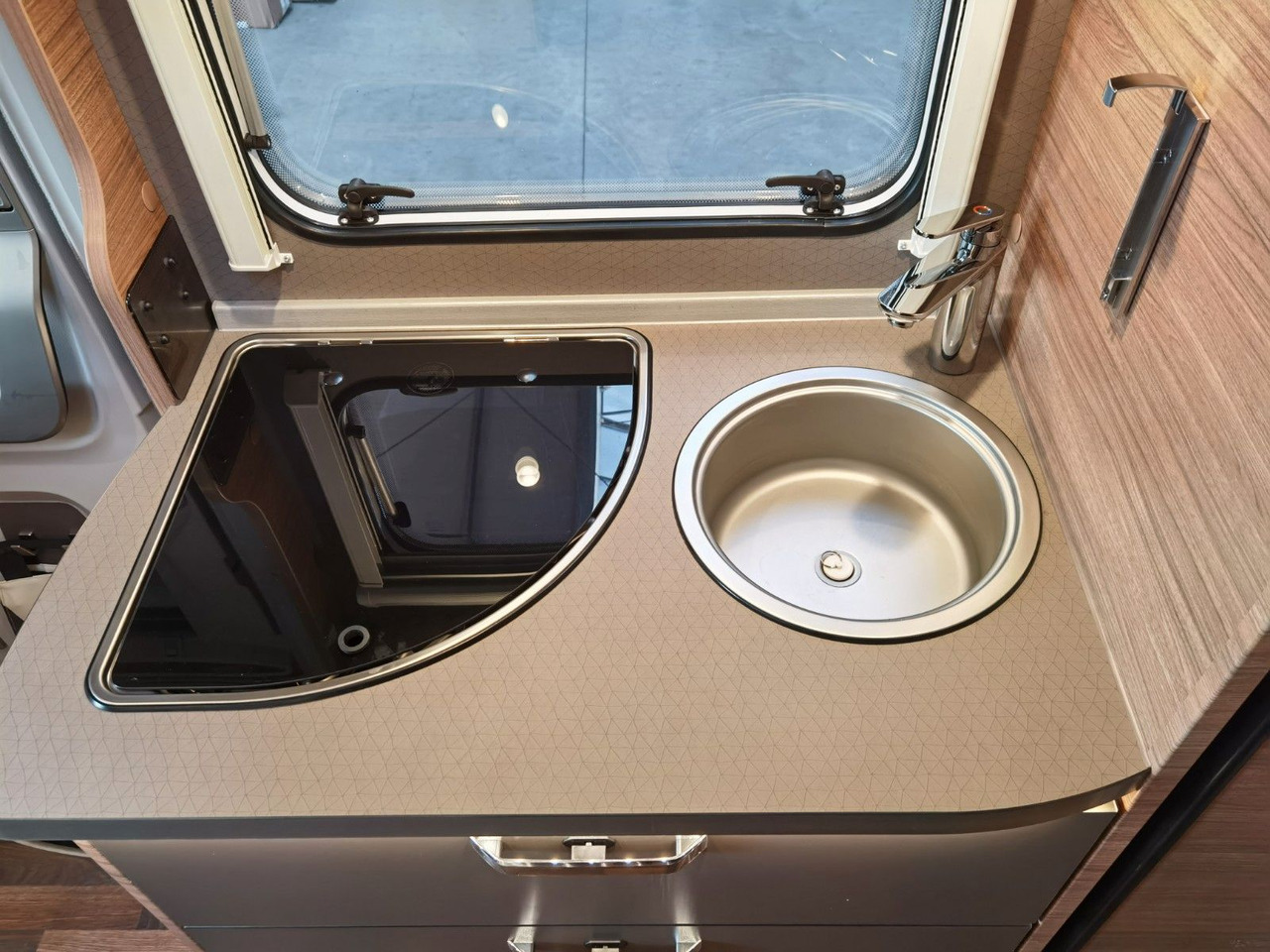موتر هوم شبه متكامل Weinsberg CARACOMPACT 600 MF EDITION PEPPER /- MODELL 2025: صورة 17