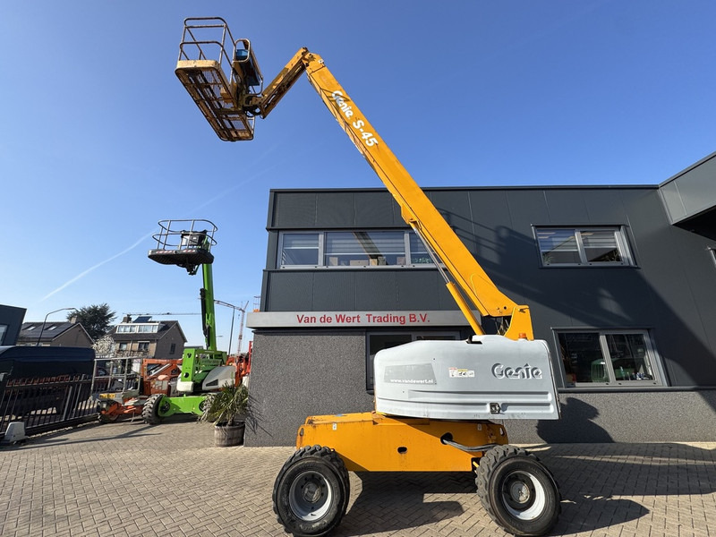 Genie S45 4x4 DEUTZ DIESEL 3000uur 15,7M Werkhoogte - رافعة سلة تلسكوبية: صورة 3 Genie S45 4x4 DEUTZ DIESEL 3000uur 15,7M Werkhoogte - رافعة سلة تلسكوبية: صورة 3