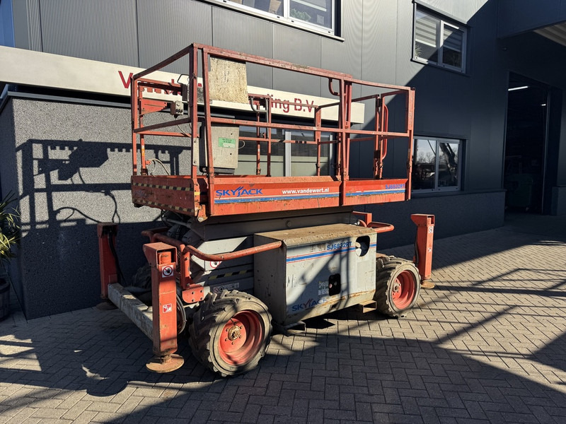 Skyjack SJ 6832RT 2012 4X4 Kubota Diesel 11.7M Werkhoogte - رافعة هيدروليكية مقصية: صورة 2 Skyjack SJ 6832RT 2012 4X4 Kubota Diesel 11.7M Werkhoogte - رافعة هيدروليكية مقصية: صورة 2
