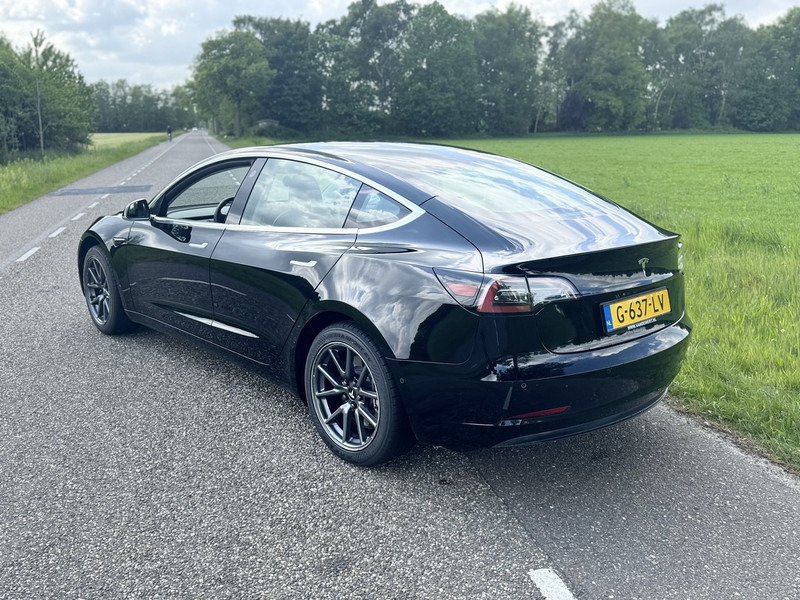سيارة Tesla Model 3: صورة 6