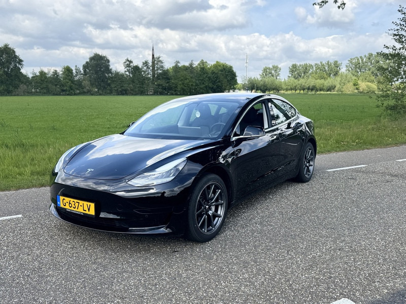 Tesla Model 3 - سيارة: صورة 2 Tesla Model 3 - سيارة: صورة 2