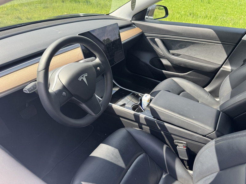 سيارة Tesla Model 3: صورة 11