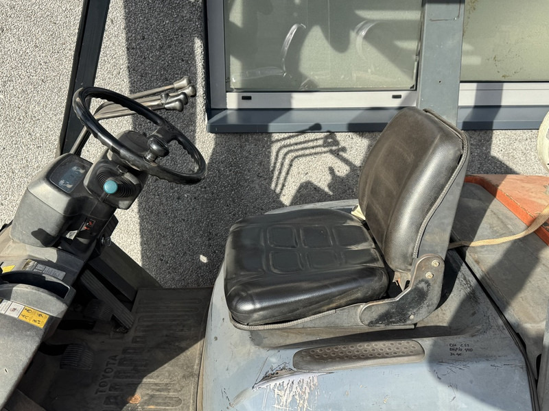 رافعة شوكية تعمل بالغاز Toyota 42-7FGF25 duplo 400 3e / 4e Functie LPG 2001: صورة 9 رافعة شوكية تعمل بالغاز Toyota 42-7FGF25 duplo 400 3e / 4e Functie LPG 2001: صورة 9