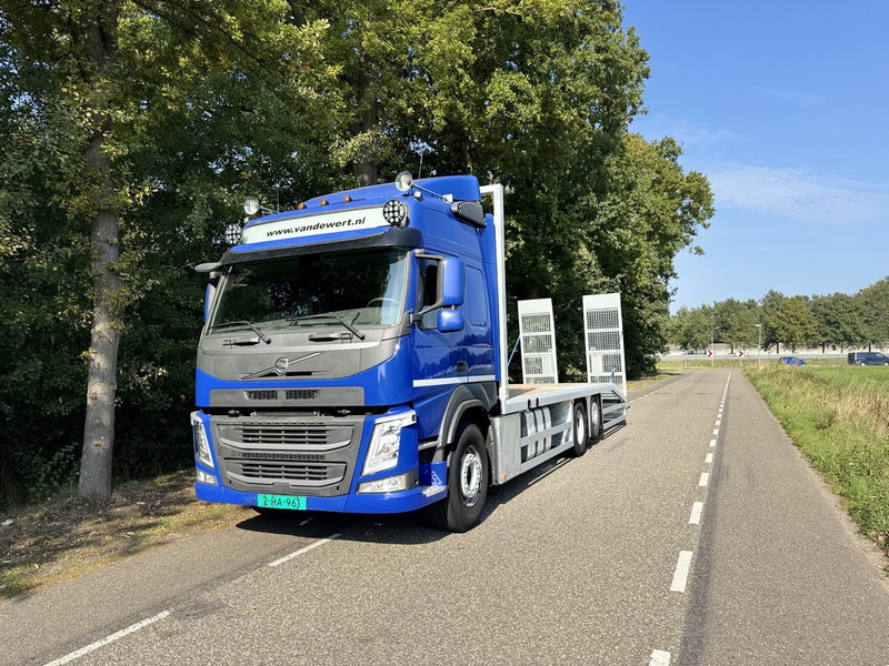 Volvo FM370 6X2 Machine Transporter / Oprij Vrachtwagen 2019 / EURO 6 / 550DKM / Steering Wheel / APK 11-2026 - شاحنة نقل سيارات شاحنة: صورة 2 Volvo FM370 6X2 Machine Transporter / Oprij Vrachtwagen 2019 / EURO 6 / 550DKM / Steering Wheel / APK 11-2026 - شاحنة نقل سيارات شاحنة: صورة 2
