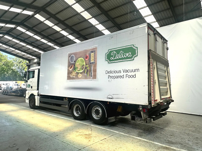 MAN TGX 26.360 steerable lift axles / hefbare stuurasen / essieux relevables directionnels - شاحنة الفريزر: صورة 3 MAN TGX 26.360 steerable lift axles / hefbare stuurasen / essieux relevables directionnels - شاحنة الفريزر: صورة 3