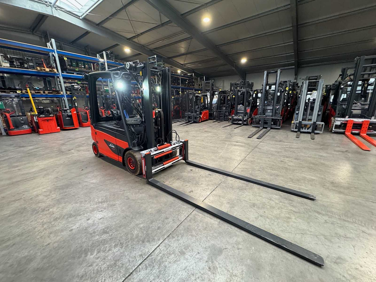 03/2019 SERVICE+UVV 11/2026 LINDE E25 2,500KG DUPLEX FREE LIFT 3RD + 4TH VALVE FORK ADJUSTER ELECTRIC FORKLIFT 7,041 HOURS - رافعة شوكية: صورة 4 03/2019 SERVICE+UVV 11/2026 LINDE E25 2,500KG DUPLEX FREE LIFT 3RD + 4TH VALVE FORK ADJUSTER ELECTRIC FORKLIFT 7,041 HOURS - رافعة شوكية: صورة 4