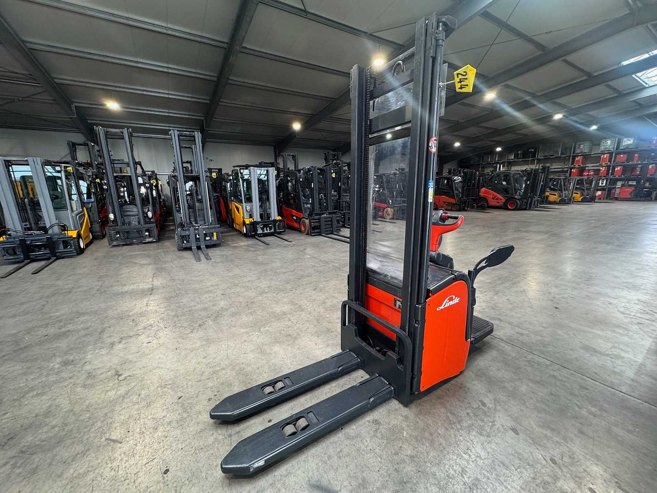 04/2012 SERVICE +UVV 10/2026 LINDE L14AP 1.400KG PALLET TRUCK ANT 2.364 HOURS - رافعة شوكية: صورة 3 04/2012 SERVICE +UVV 10/2026 LINDE L14AP 1.400KG PALLET TRUCK ANT 2.364 HOURS - رافعة شوكية: صورة 3
