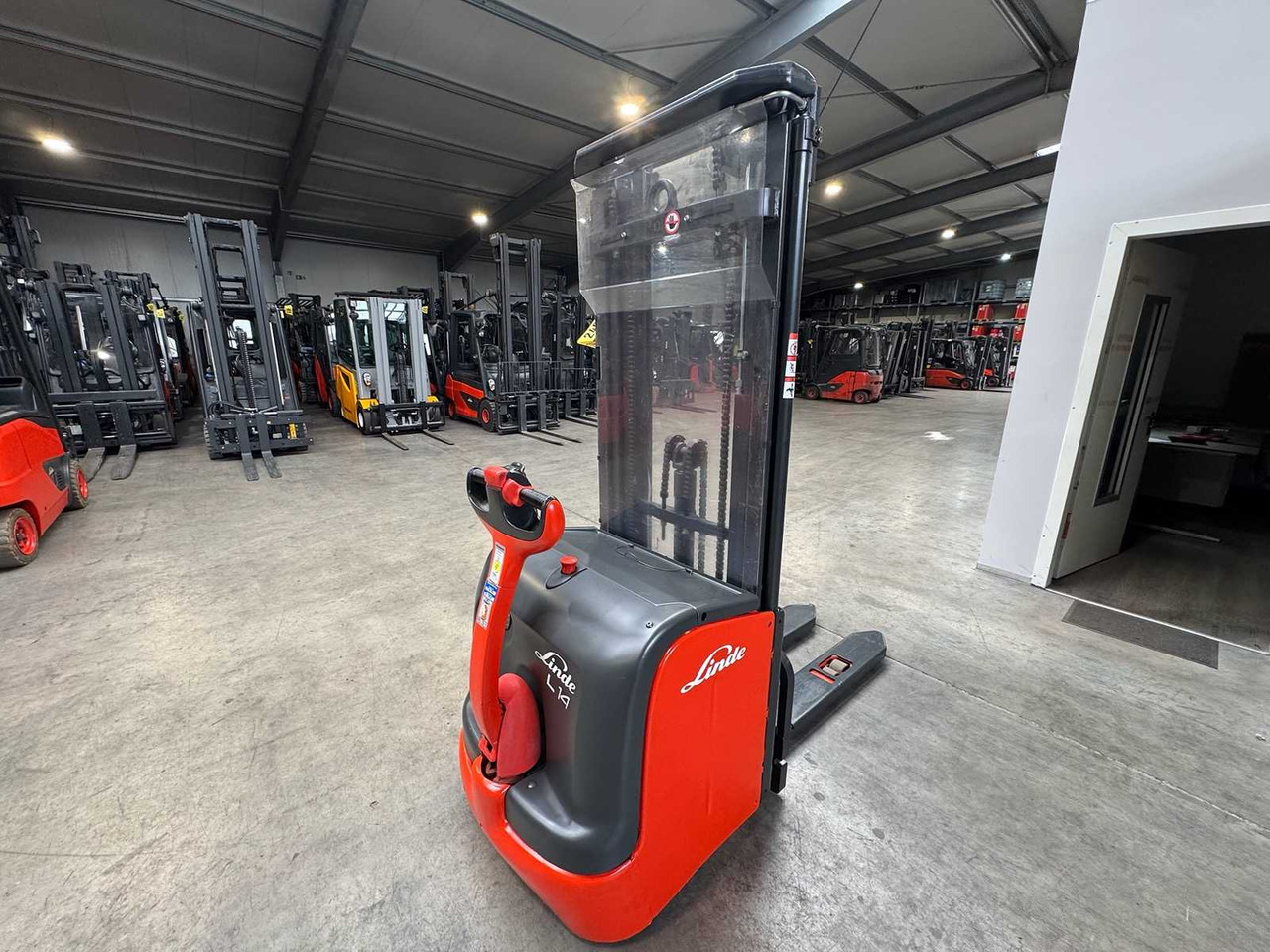 08/ 2020 SERVICE + UVV 10/2026 LINDE L14 1.400KG TRIPLEX 470CM PALLET TRUCK ANT STACKER - رافعة شوكية: صورة 5 08/ 2020 SERVICE + UVV 10/2026 LINDE L14 1.400KG TRIPLEX 470CM PALLET TRUCK ANT STACKER - رافعة شوكية: صورة 5