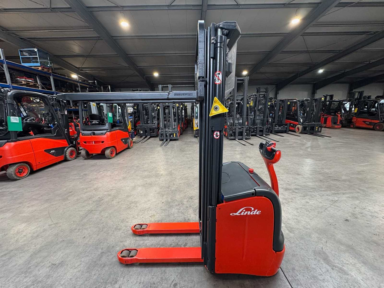 08/ 2020 SERVICE + UVV 10/2026 LINDE L14 1.400KG TRIPLEX 470CM PALLET TRUCK ANT STACKER - رافعة شوكية: صورة 1 08/ 2020 SERVICE + UVV 10/2026 LINDE L14 1.400KG TRIPLEX 470CM PALLET TRUCK ANT STACKER - رافعة شوكية: صورة 1