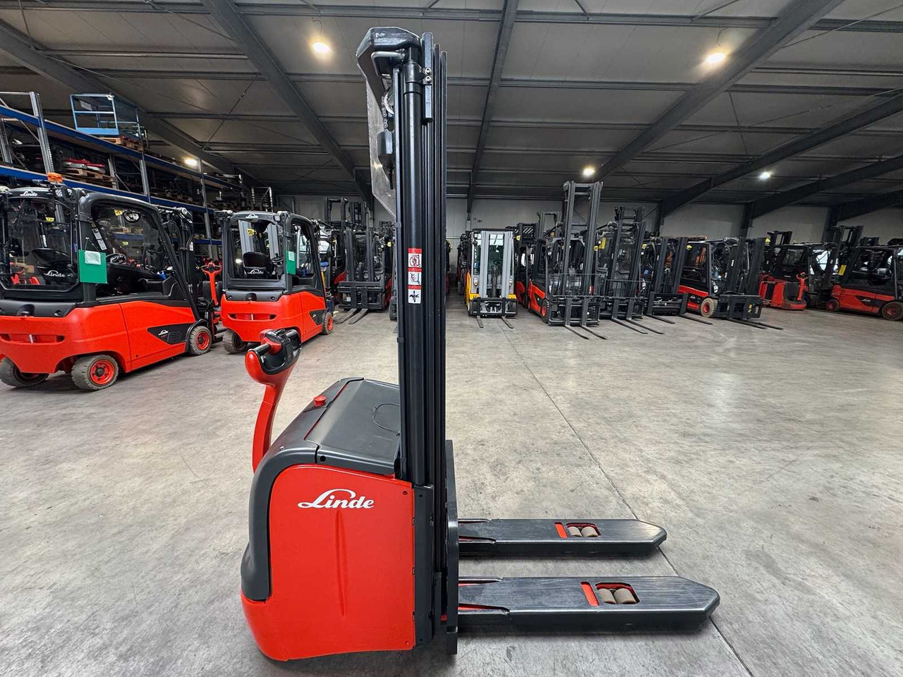 08/ 2020 SERVICE + UVV 10/2026 LINDE L14 1.400KG TRIPLEX 470CM PALLET TRUCK ANT STACKER - رافعة شوكية: صورة 4 08/ 2020 SERVICE + UVV 10/2026 LINDE L14 1.400KG TRIPLEX 470CM PALLET TRUCK ANT STACKER - رافعة شوكية: صورة 4