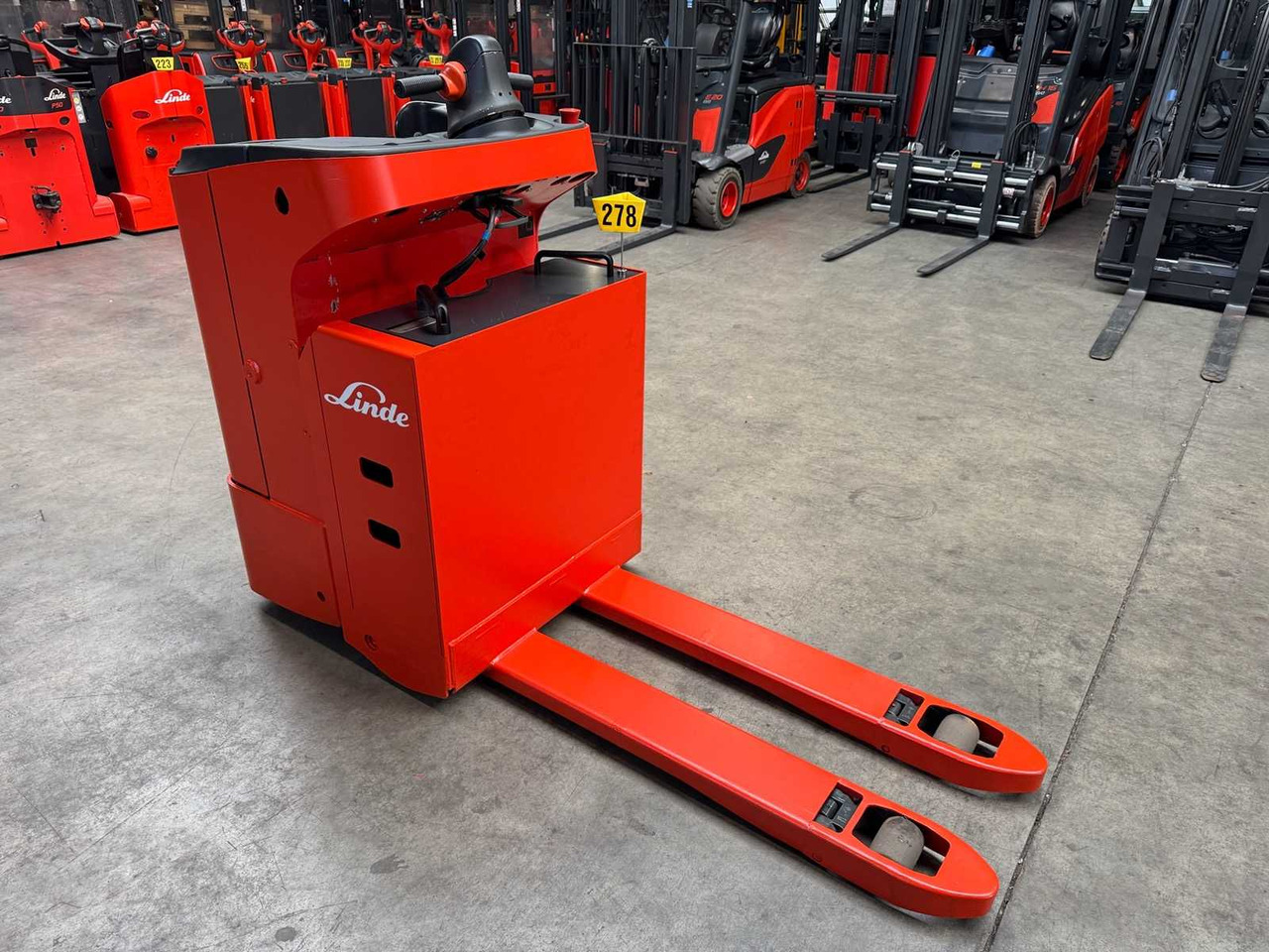08/2024 LINDE T20SF 2.000KG PALLET TRUCK ANT STACKER 2.704 HOURS - رافعة شوكية: صورة 3 08/2024 LINDE T20SF 2.000KG PALLET TRUCK ANT STACKER 2.704 HOURS - رافعة شوكية: صورة 3