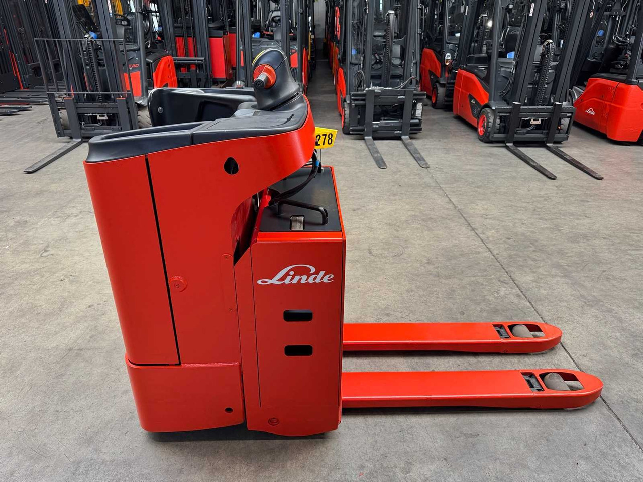 08/2024 LINDE T20SF 2.000KG PALLET TRUCK ANT STACKER 2.704 HOURS - رافعة شوكية: صورة 2 08/2024 LINDE T20SF 2.000KG PALLET TRUCK ANT STACKER 2.704 HOURS - رافعة شوكية: صورة 2