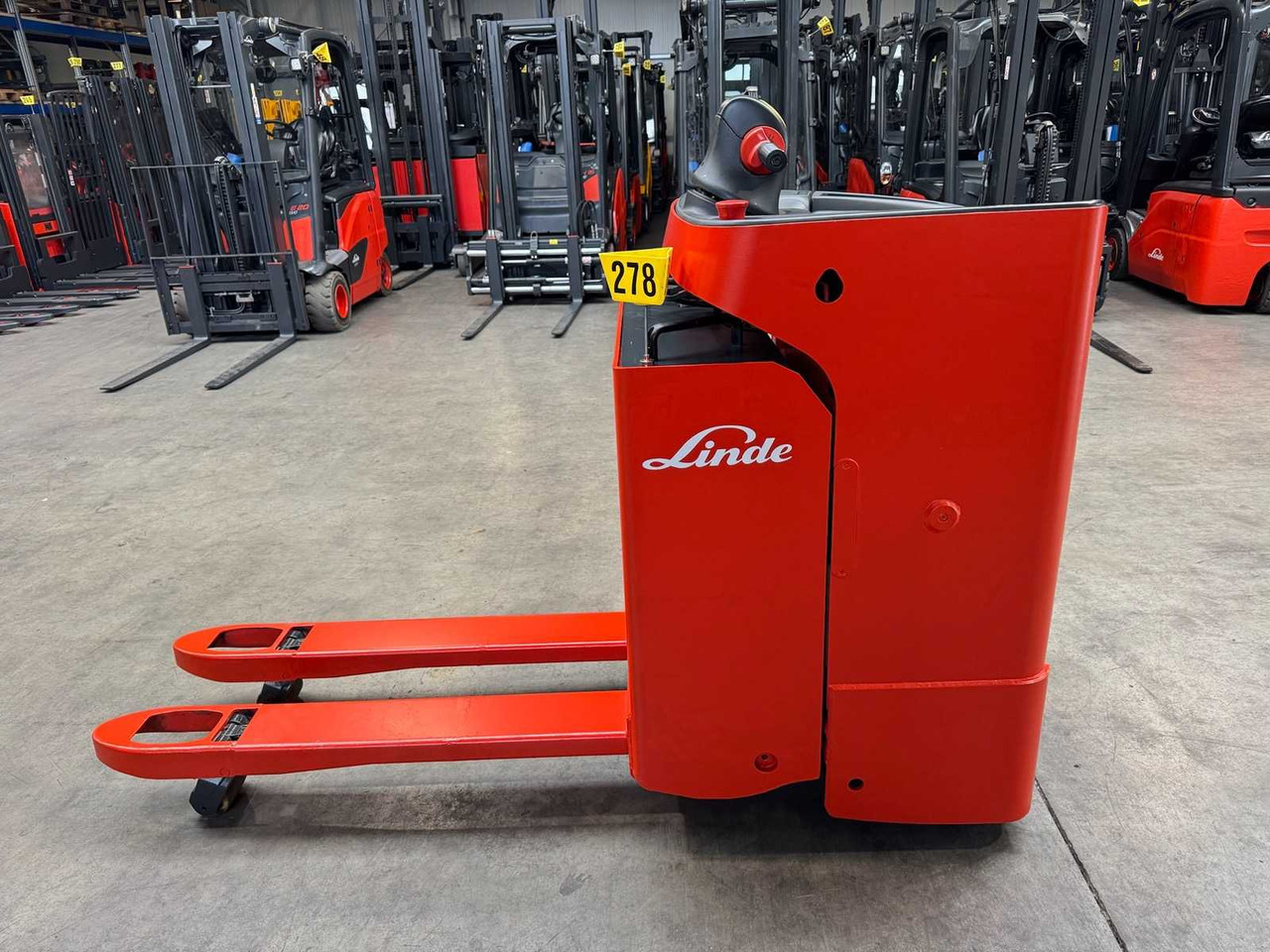 08/2024 LINDE T20SF 2.000KG PALLET TRUCK ANT STACKER 2.704 HOURS - رافعة شوكية: صورة 1 08/2024 LINDE T20SF 2.000KG PALLET TRUCK ANT STACKER 2.704 HOURS - رافعة شوكية: صورة 1