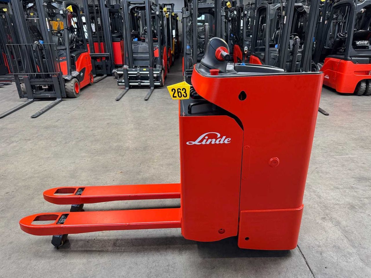 13/2024 SERVICE +UVV 10/2026 LINDE T20SF 2.000KG PALLET TRUCK ANT STACKER 3.098 HOURS - رافعة شوكية: صورة 1 13/2024 SERVICE +UVV 10/2026 LINDE T20SF 2.000KG PALLET TRUCK ANT STACKER 3.098 HOURS - رافعة شوكية: صورة 1
