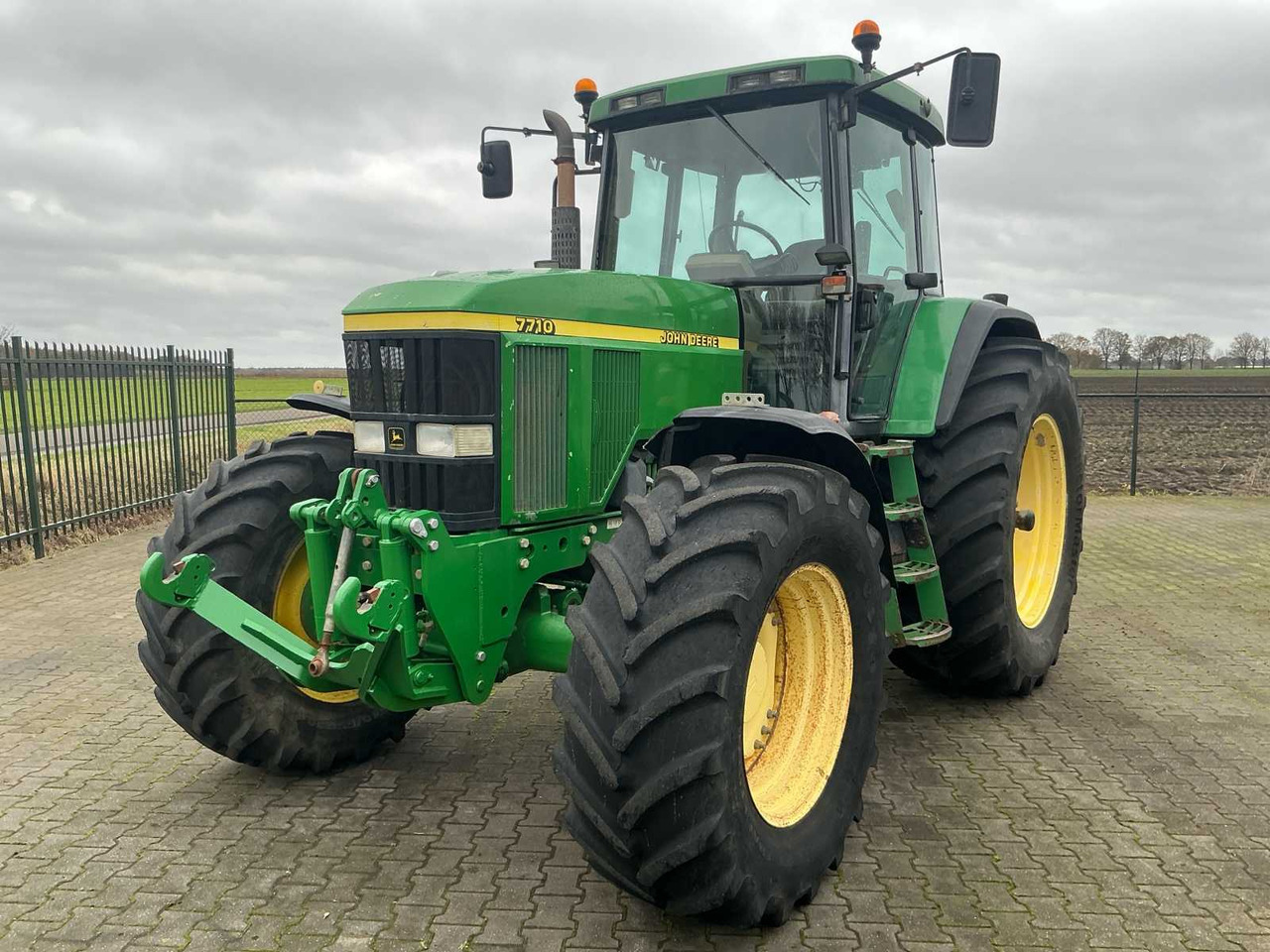 2002 JOHN DEERE 7710 FOUR WHEEL DRIVE FARM TRACTOR - جرار: صورة 1 2002 JOHN DEERE 7710 FOUR WHEEL DRIVE FARM TRACTOR - جرار: صورة 1