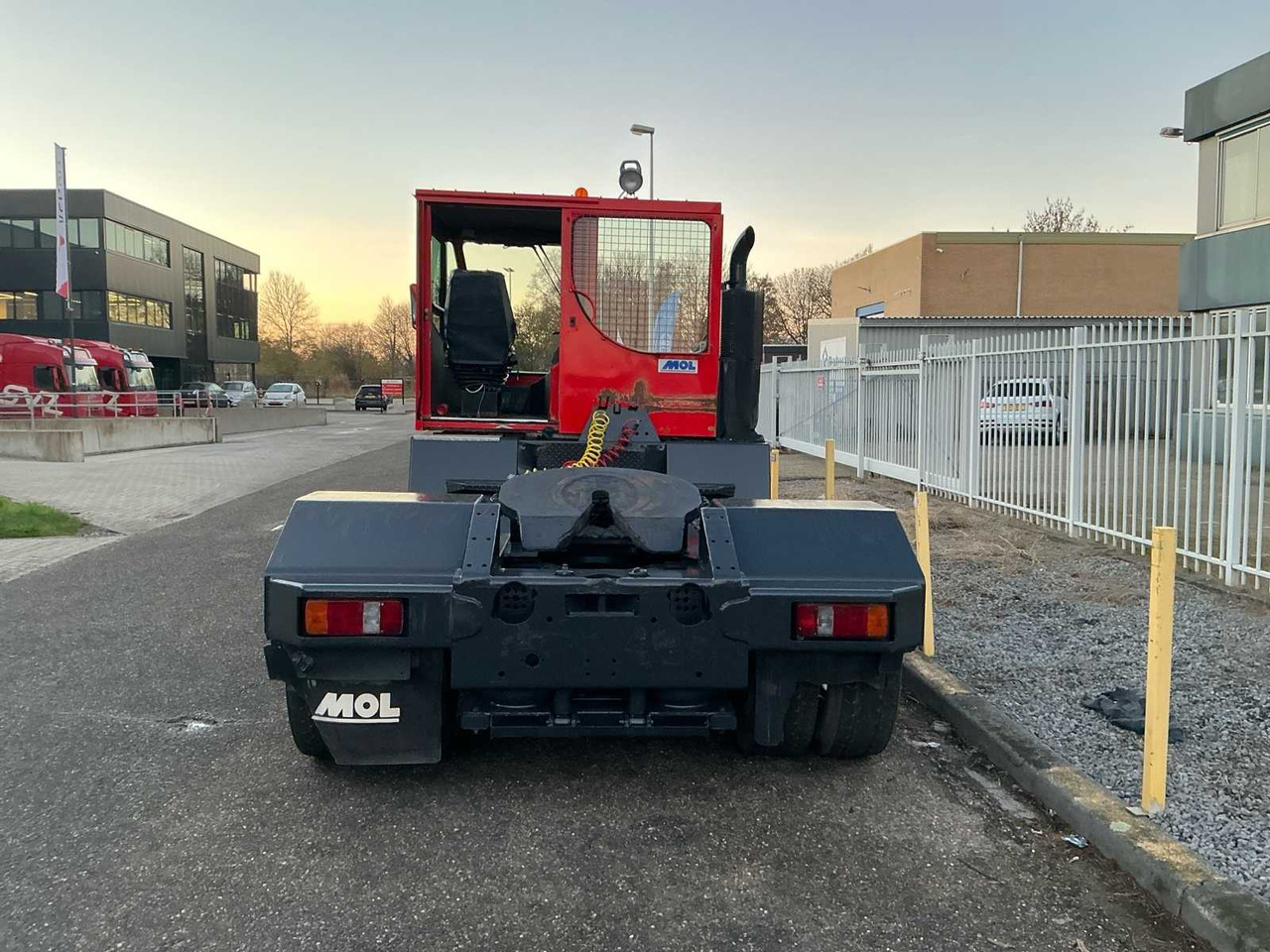 2005 MOL YT200/4X2 TERMINAL TRUCK - شاحنة: صورة 5 2005 MOL YT200/4X2 TERMINAL TRUCK - شاحنة: صورة 5