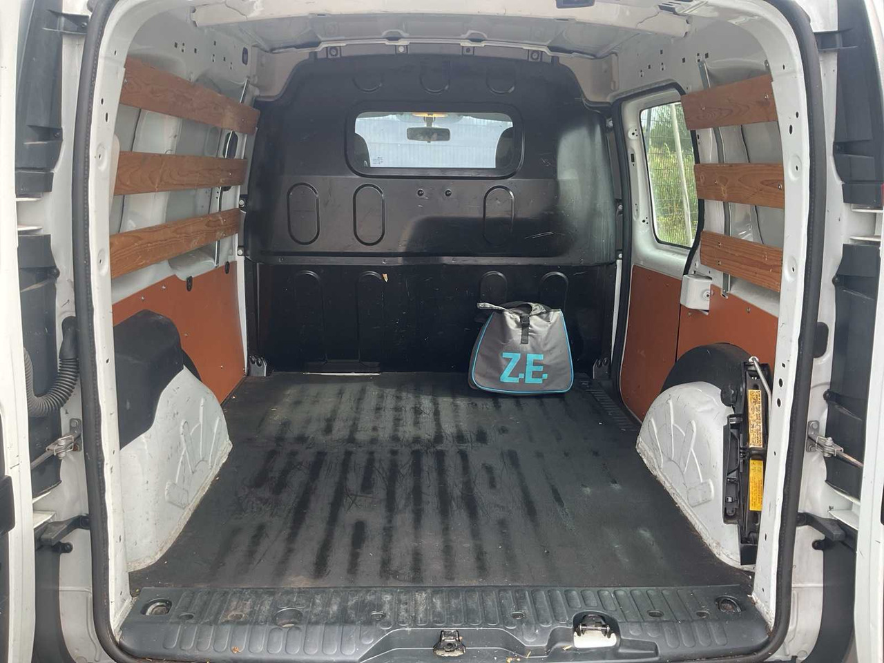 2013 - RENAULT - KANGOO EXPRESS - Z.E. - COMMERCIAL VEHICLE - شاحنة التوصيل: صورة 5 2013 - RENAULT - KANGOO EXPRESS - Z.E. - COMMERCIAL VEHICLE - شاحنة التوصيل: صورة 5