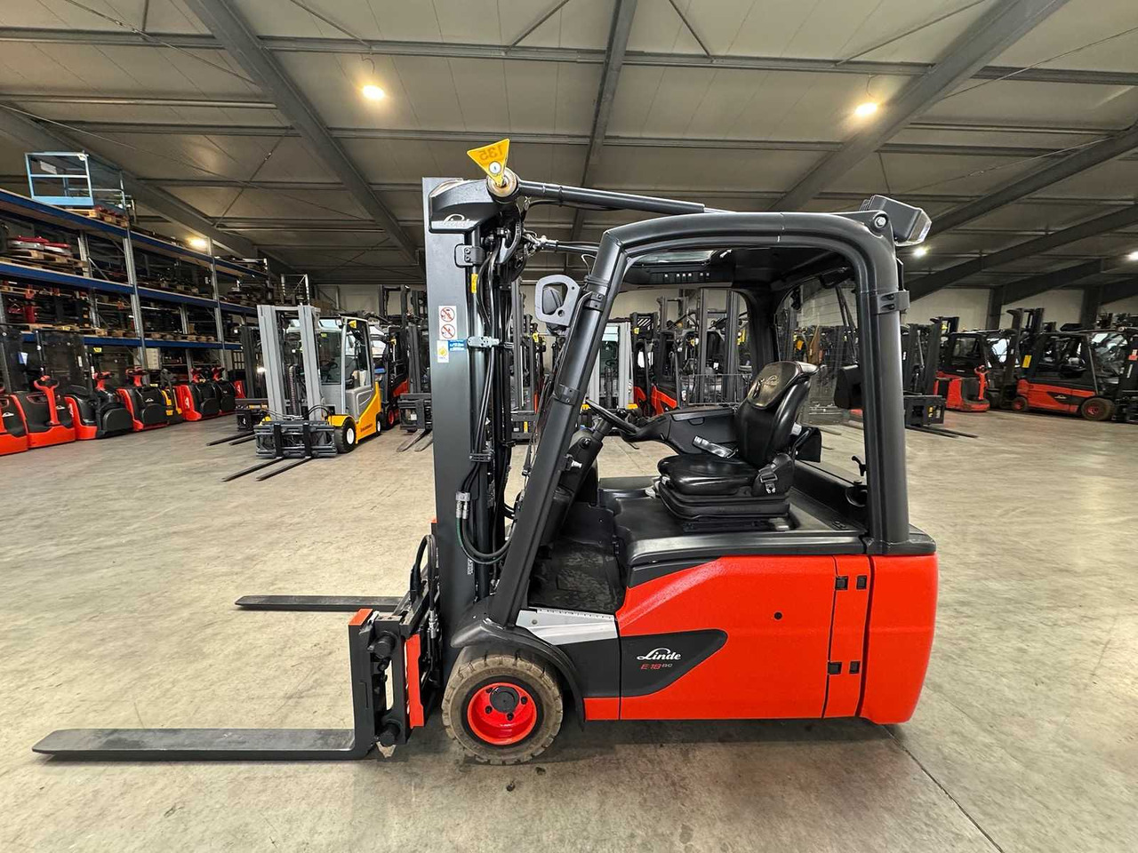 2018 SERVICE+UVV 10/2026 LINDE E18L EVO TRIPLEX 3RD + 4TH VALVE FORK ADJUSTER ELECTRIC FORKLIFT 6,055 HOURS - رافعة شوكية: صورة 1 2018 SERVICE+UVV 10/2026 LINDE E18L EVO TRIPLEX 3RD + 4TH VALVE FORK ADJUSTER ELECTRIC FORKLIFT 6,055 HOURS - رافعة شوكية: صورة 1