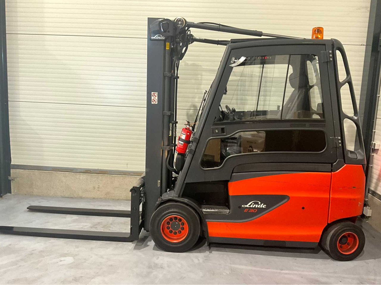 2019 LINDE E30HL-01/600 3000KG SPOON SHIFTER BATTERY 2022 FORKLIFT - رافعة شوكية: صورة 3 2019 LINDE E30HL-01/600 3000KG SPOON SHIFTER BATTERY 2022 FORKLIFT - رافعة شوكية: صورة 3