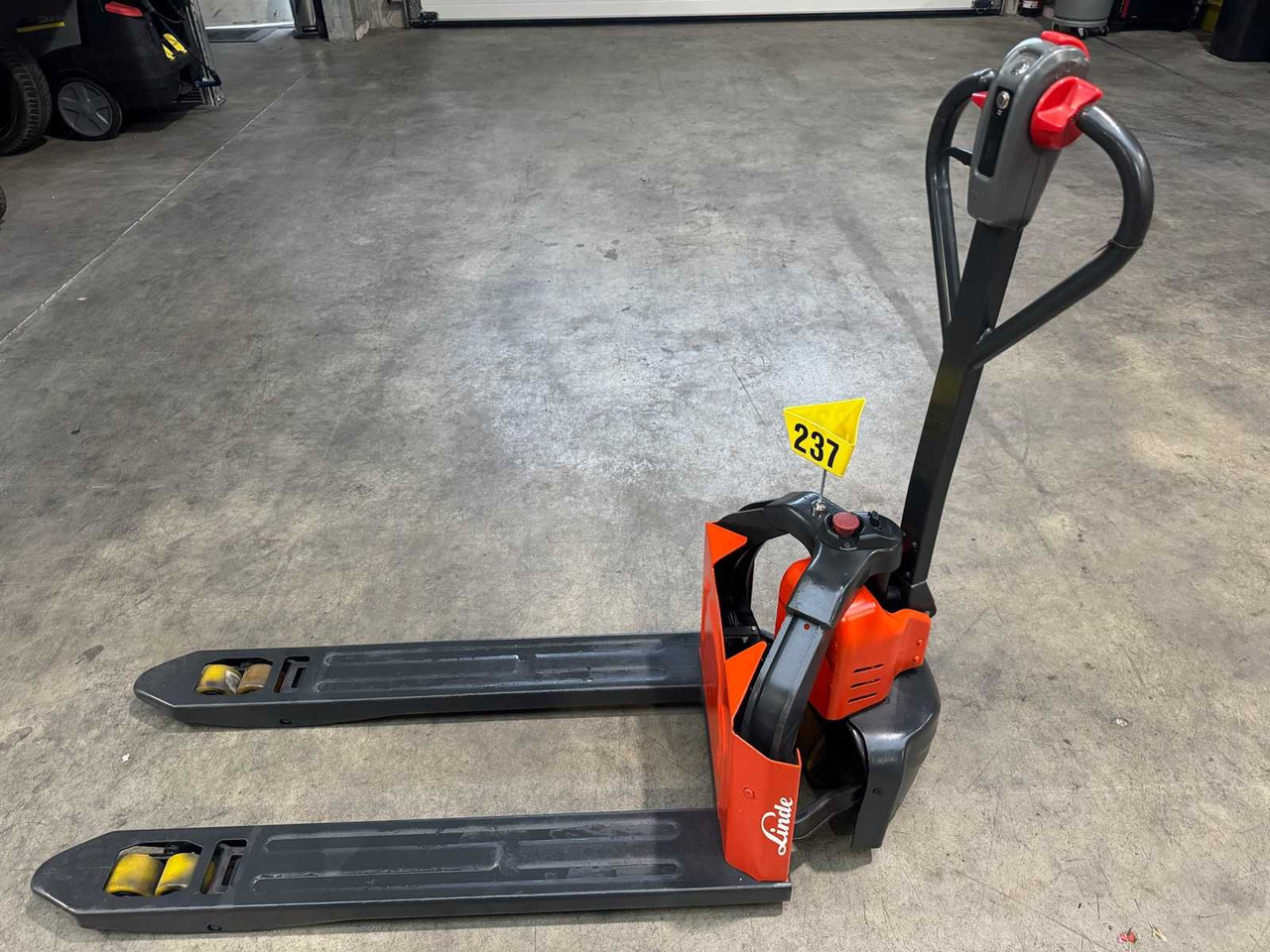 2019 LINDE MT12 1.200KG ANT PALLET TRUCK LITHIUM LI-ION STACKER 608 HOURS - رافعة شوكية: صورة 4 2019 LINDE MT12 1.200KG ANT PALLET TRUCK LITHIUM LI-ION STACKER 608 HOURS - رافعة شوكية: صورة 4