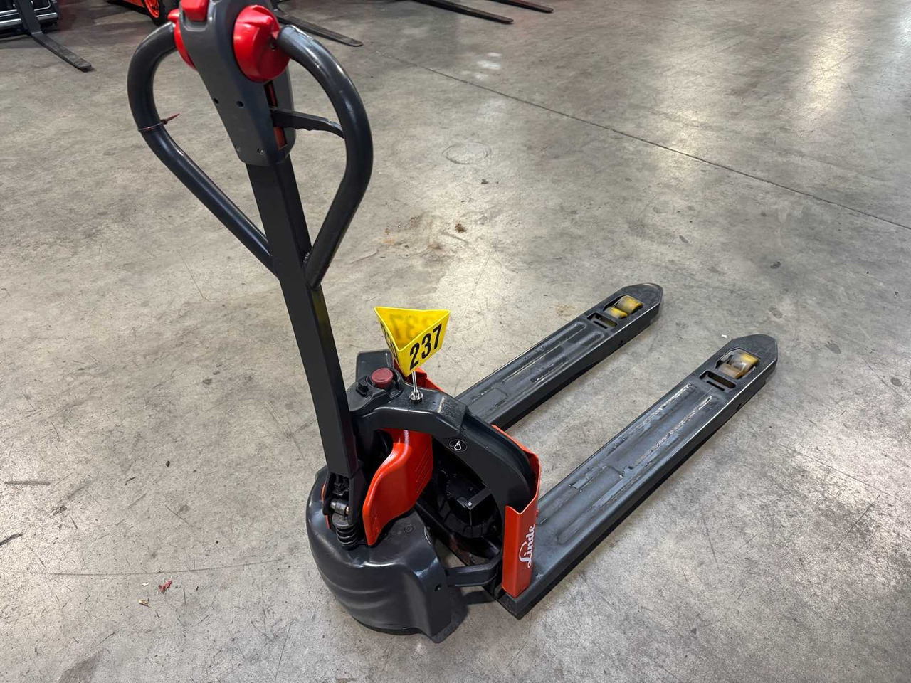 2019 LINDE MT12 1.200KG ANT PALLET TRUCK LITHIUM LI-ION STACKER 608 HOURS - رافعة شوكية: صورة 2 2019 LINDE MT12 1.200KG ANT PALLET TRUCK LITHIUM LI-ION STACKER 608 HOURS - رافعة شوكية: صورة 2
