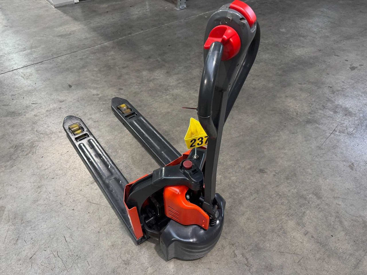 2019 LINDE MT12 1.200KG ANT PALLET TRUCK LITHIUM LI-ION STACKER 608 HOURS - رافعة شوكية: صورة 3 2019 LINDE MT12 1.200KG ANT PALLET TRUCK LITHIUM LI-ION STACKER 608 HOURS - رافعة شوكية: صورة 3