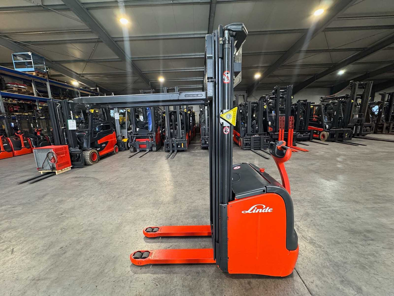 32/2019 SERVICE +UVV 10/2026 LINDE L14 TRIPLEX 470CM PALLET TRUCK ANT 1,983 HOURS - رافعة شوكية: صورة 1 32/2019 SERVICE +UVV 10/2026 LINDE L14 TRIPLEX 470CM PALLET TRUCK ANT 1,983 HOURS - رافعة شوكية: صورة 1