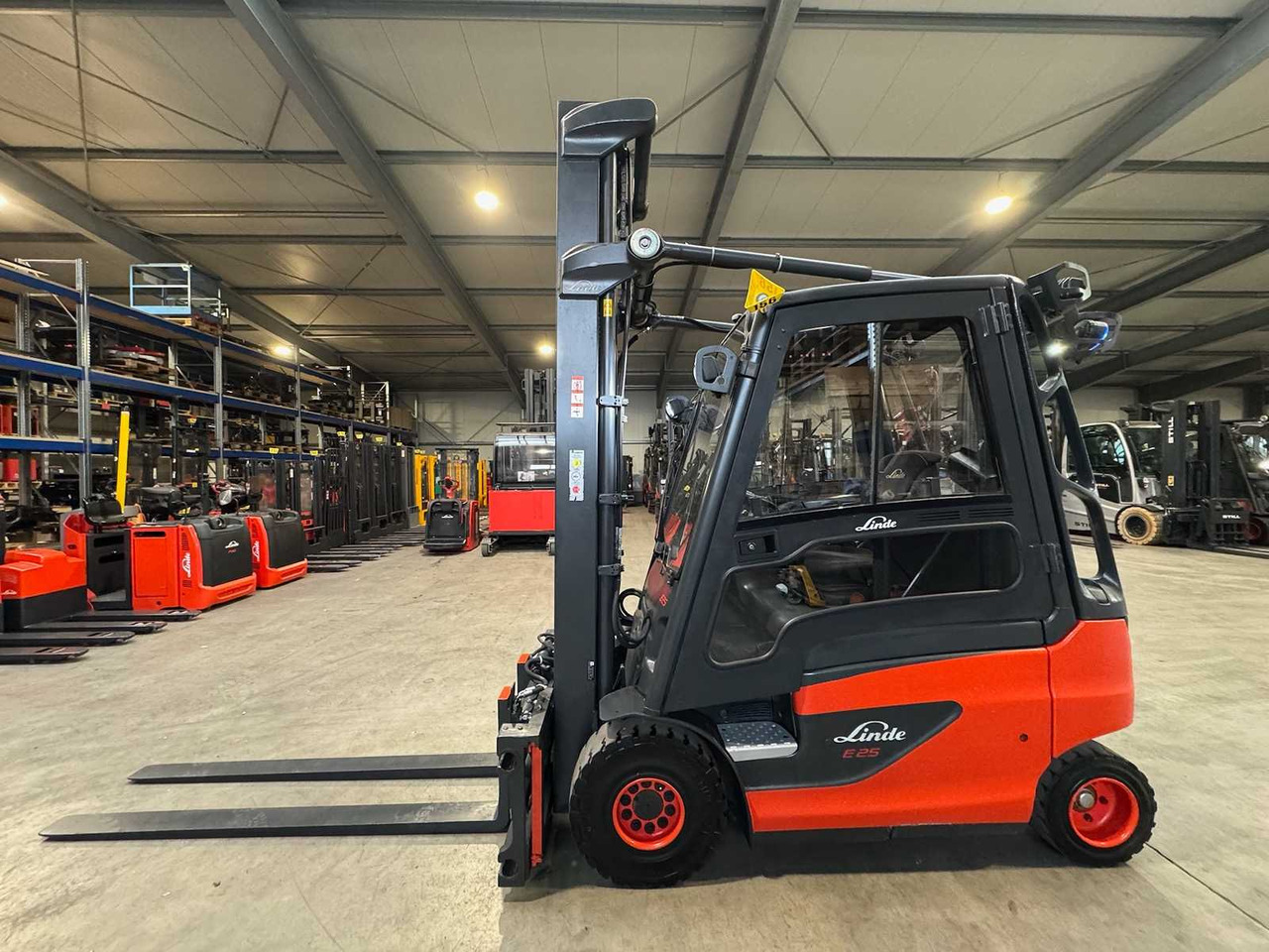 49/2019 SERVICE + UVV 12/2026 LINDE E25 2.500KG 3.+4. VALVE FORK ADJUSTER ELECTRIC FORKLIFT 7.798 HOURS - رافعة شوكية: صورة 1 49/2019 SERVICE + UVV 12/2026 LINDE E25 2.500KG 3.+4. VALVE FORK ADJUSTER ELECTRIC FORKLIFT 7.798 HOURS - رافعة شوكية: صورة 1