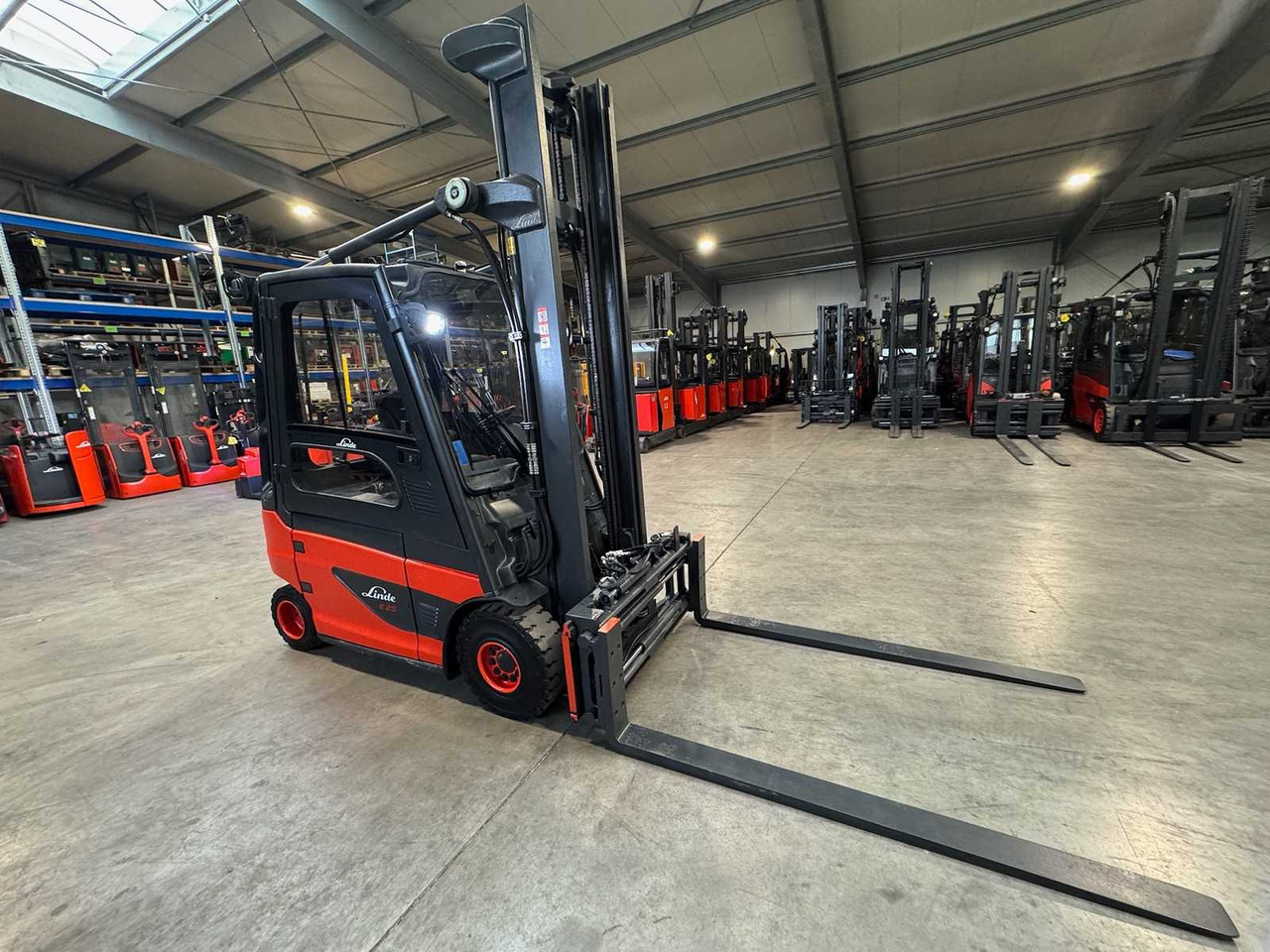 49/2019 SERVICE + UVV 12/2026 LINDE E25 2.500KG 3.+4. VALVE FORK ADJUSTER ELECTRIC FORKLIFT 7.798 HOURS - رافعة شوكية: صورة 5 49/2019 SERVICE + UVV 12/2026 LINDE E25 2.500KG 3.+4. VALVE FORK ADJUSTER ELECTRIC FORKLIFT 7.798 HOURS - رافعة شوكية: صورة 5