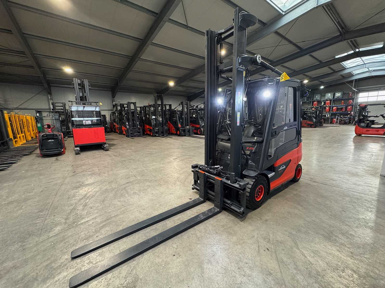 49/2019 SERVICE + UVV 12/2026 LINDE E25 2.500KG 3.+4. VALVE FORK ADJUSTER ELECTRIC FORKLIFT 7.798 HOURS - رافعة شوكية: صورة 2 49/2019 SERVICE + UVV 12/2026 LINDE E25 2.500KG 3.+4. VALVE FORK ADJUSTER ELECTRIC FORKLIFT 7.798 HOURS - رافعة شوكية: صورة 2