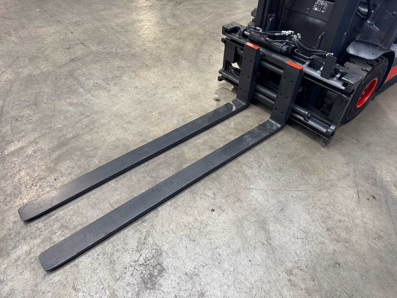 49/2019 SERVICE + UVV 12/2026 LINDE E25 2.500KG 3.+4. VALVE FORK ADJUSTER ELECTRIC FORKLIFT 7.798 HOURS - رافعة شوكية: صورة 4 49/2019 SERVICE + UVV 12/2026 LINDE E25 2.500KG 3.+4. VALVE FORK ADJUSTER ELECTRIC FORKLIFT 7.798 HOURS - رافعة شوكية: صورة 4