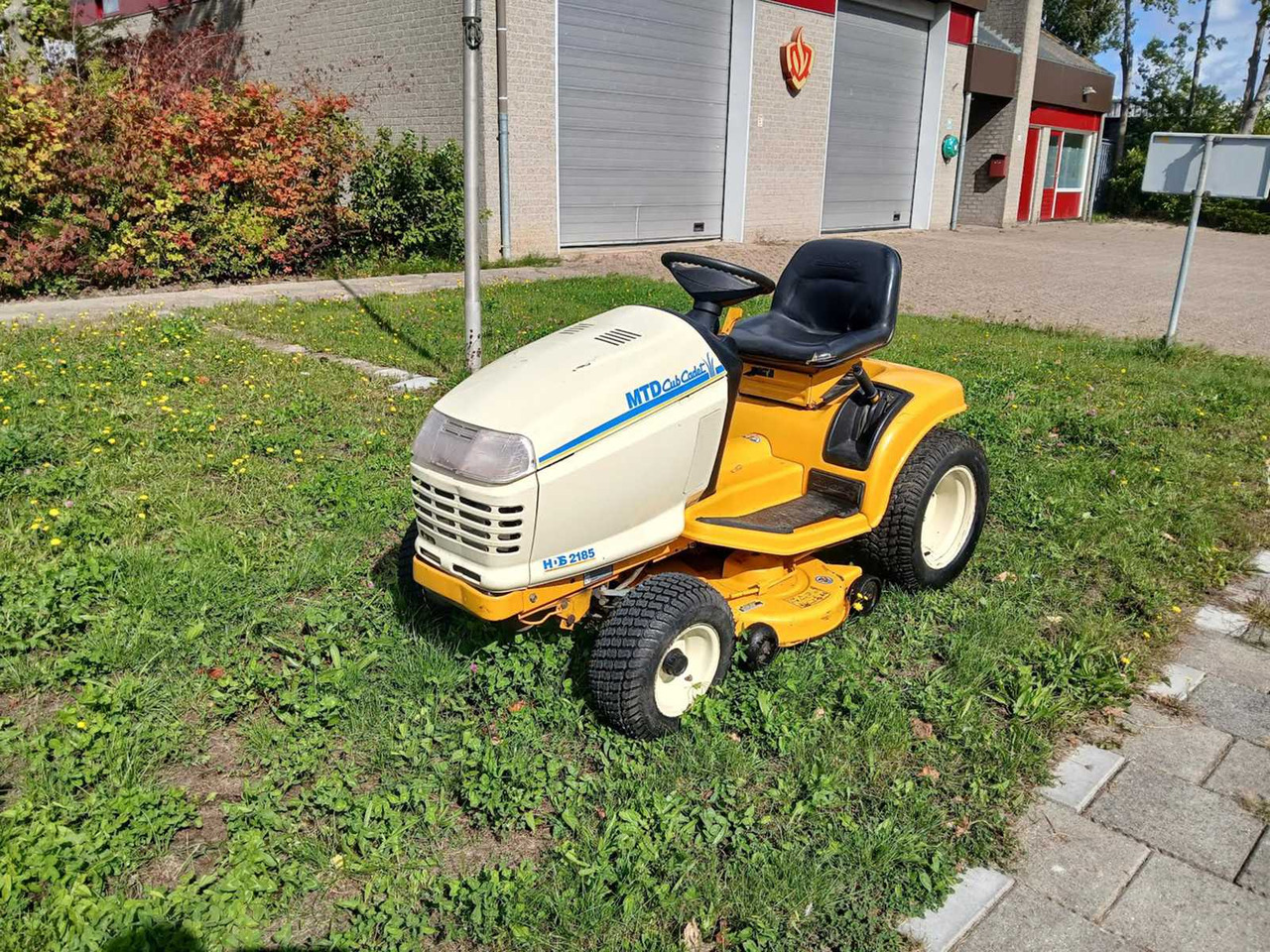 Cub Cadet hds2185 - جزازة أعشاب الحدائق: صورة 1 Cub Cadet hds2185 - جزازة أعشاب الحدائق: صورة 1