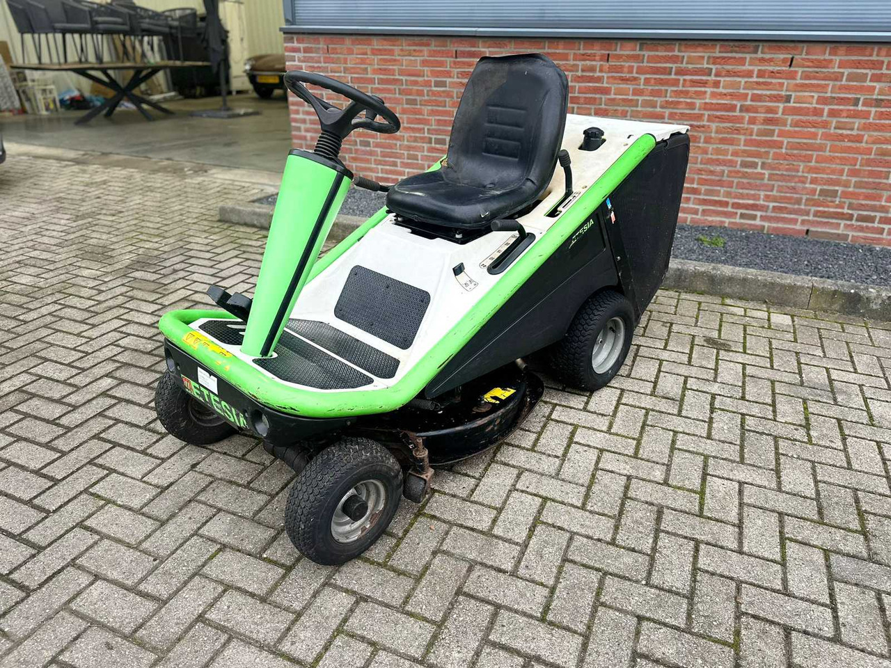 Etesia - جزازة أعشاب الحدائق: صورة 1 Etesia - جزازة أعشاب الحدائق: صورة 1