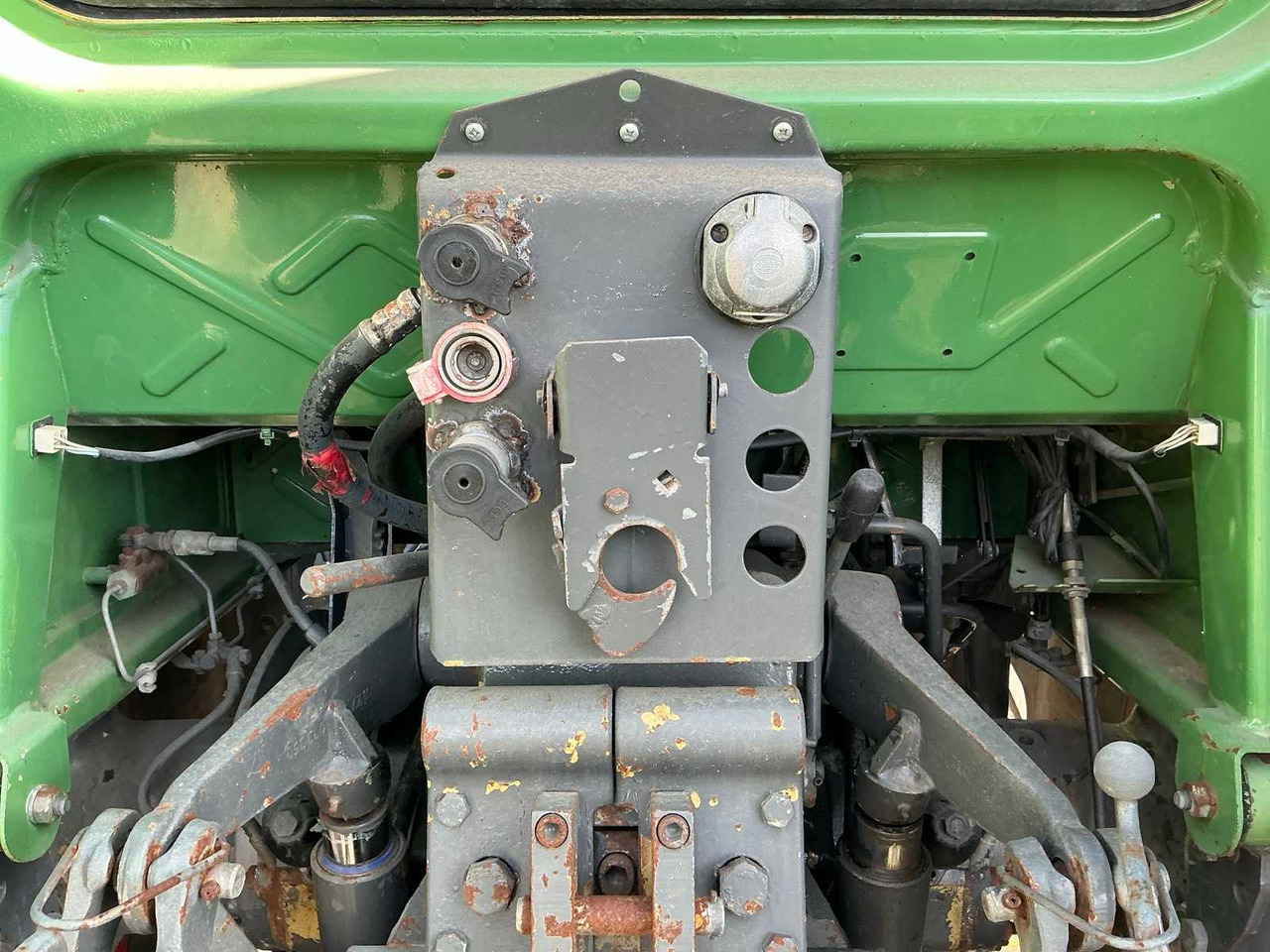 جرار FENDT FARMER 309 LSA TURBOMATIK FOUR-WHEEL DRIVE AGRICULTURAL TRACTOR: صورة 12 جرار FENDT FARMER 309 LSA TURBOMATIK FOUR-WHEEL DRIVE AGRICULTURAL TRACTOR: صورة 12